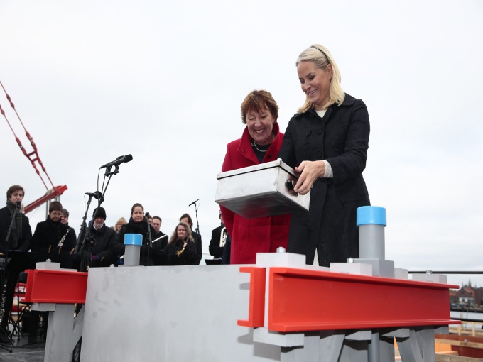 Kronprinsesse Mette-Marit la ned grunnsteinen til det nye museet 14. oktober 2016. Oslos ordfører Marianne Borgen står sammen med Kronprinsessen. Foto: Håkon Mosvold Larsen, NTB